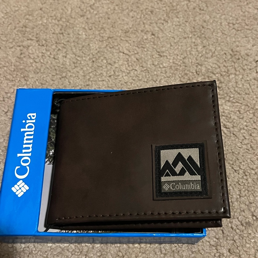 {NWT} Columbia brown leather wallet